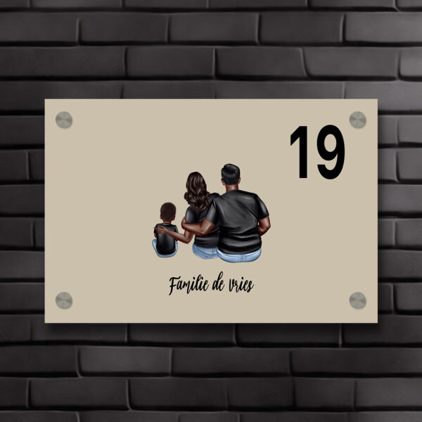 Naambord voor aan de voordeur met familie met donkere huidskleur, in rechthoekige vorm en met zandkleurige achtergrond.