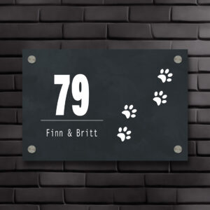 Naambordje voor aan de voordeur in antraciet met kattenpootjes of hondenpootjes in rechthoekige vorm.