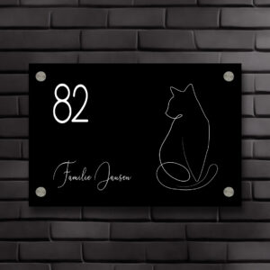 Zwart-wit rechthoekig naambord voor aan de voordeur met lijntekening van kat.