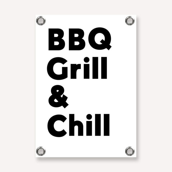 Tuinposter met de tekst BBQ grill en chill in zwart en wit.