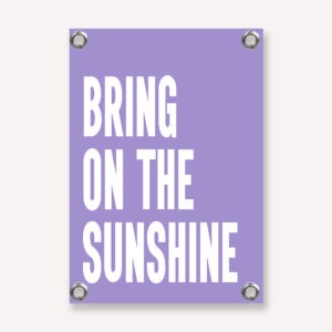 Tuinposter in lila met witte letters de tekst "bring on the sunshine".